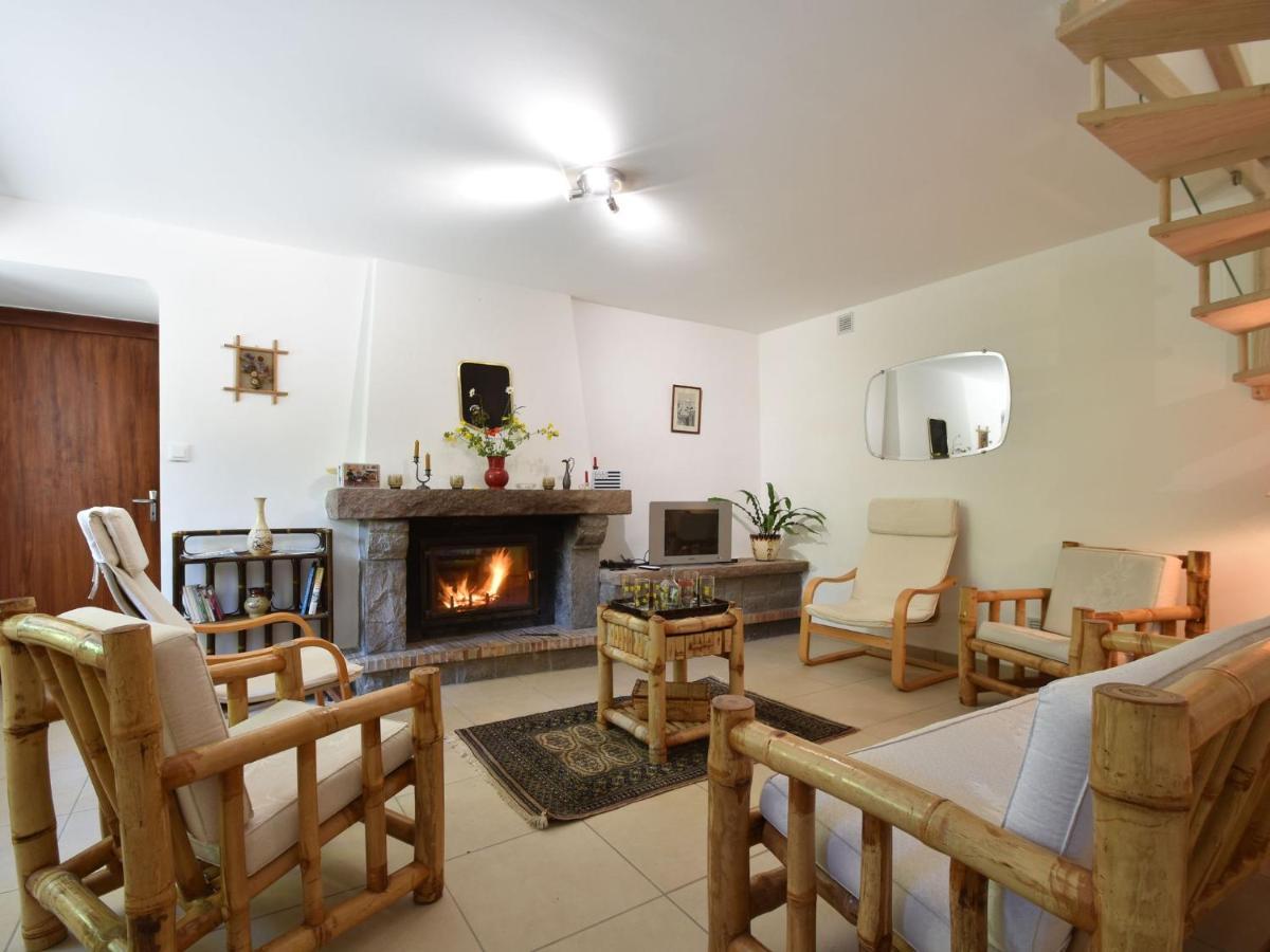 Superb Holiday Home With Private Garden Yvias Exterior photo
